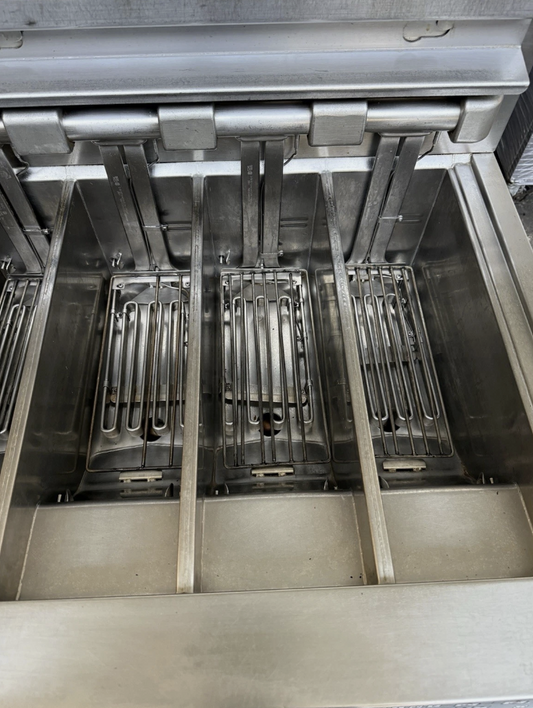 HENNY PENNY LOV 6-BASKET ELECTRIC FRYER – TRIPLE SPLIT TANK