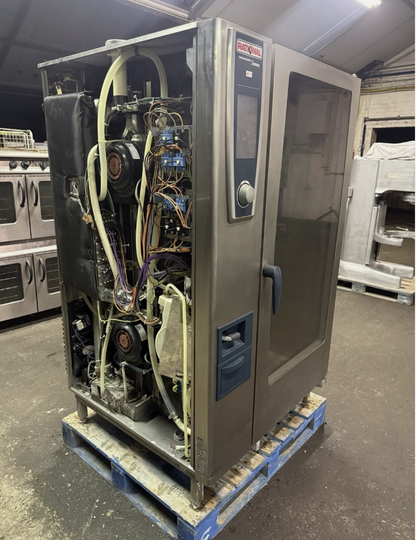 RATIONAL SCCWE 202E – 40 GRID COMBI OVEN WITH ROLL-IN TROLLEY