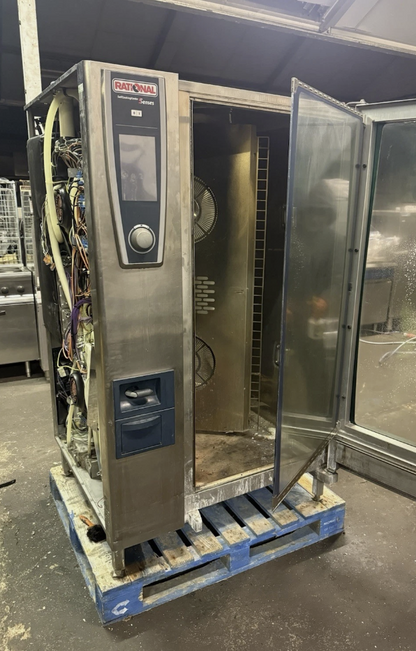 RATIONAL SCCWE 202E – 40 GRID COMBI OVEN WITH ROLL-IN TROLLEY
